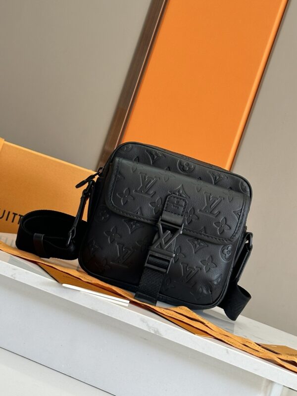 sy_no_4ACF97D19192771803821361045110E4_0 Getaway Messenger Bag