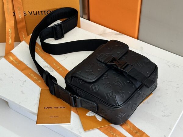 sy_no_4ACF97D19192771803821361045110E4_3 Getaway Messenger Bag