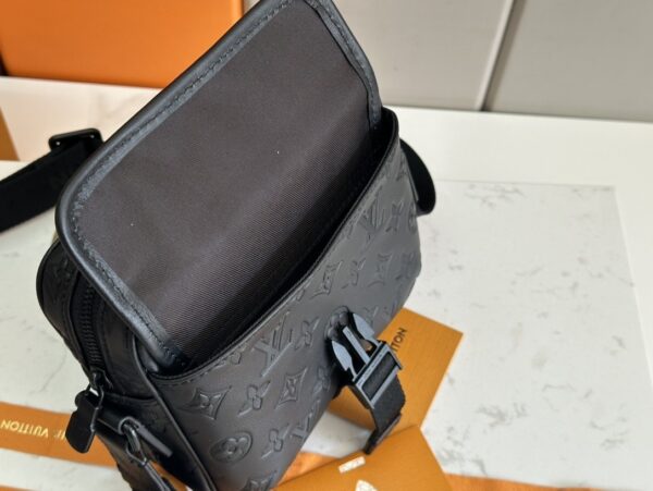 sy_no_4ACF97D19192771803821361045110E4_7 Getaway Messenger Bag