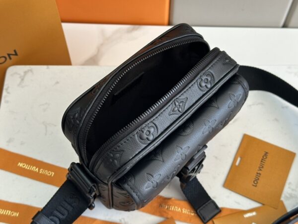sy_no_4ACF97D19192771803821361045110E4_8 Getaway Messenger Bag