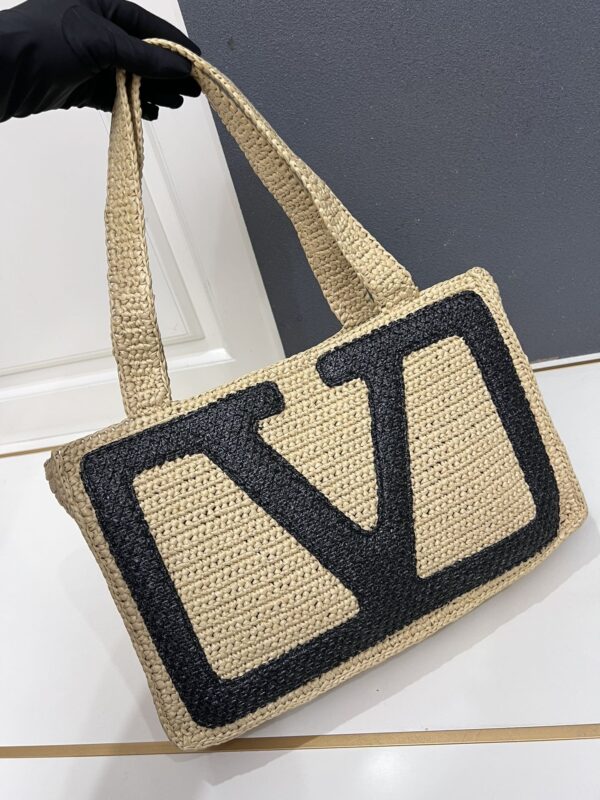 sy_no_54D2206917EA156046B7ADB406749DAF_2 Valentino Garavani VIVA Superstar Medium Raffia Tote