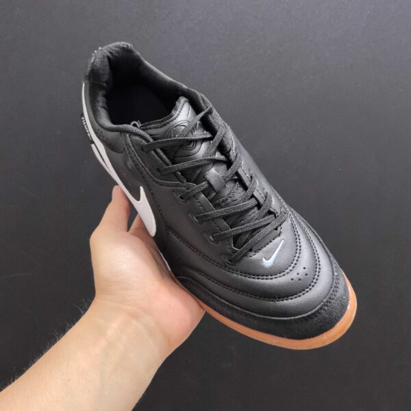 sy_no_54FD97E5B909E6D2D308F66FFD494D56_1 Nike Tiempo – Black / White / Gum