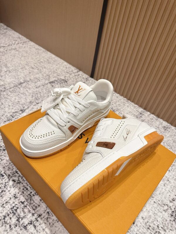 sy_no_55F79A97957691A36C1D4C5F770A2C19_1 Louis Vuitton LV Trainer White Grained Leather Stud Sneakers
