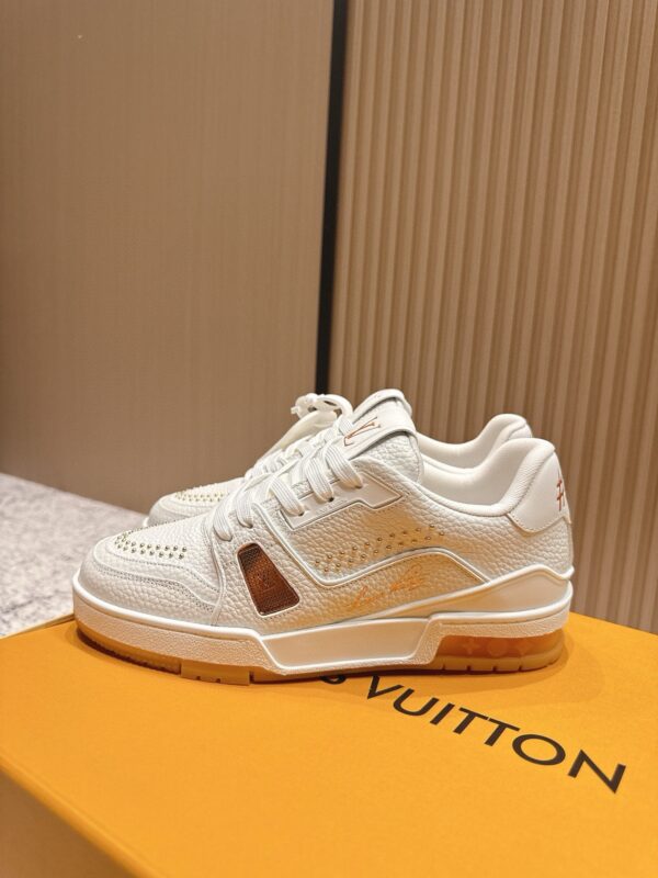 sy_no_55F79A97957691A36C1D4C5F770A2C19_4 Louis Vuitton LV Trainer White Grained Leather Stud Sneakers