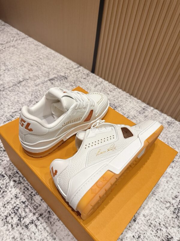 sy_no_55F79A97957691A36C1D4C5F770A2C19_5 Louis Vuitton LV Trainer White Grained Leather Stud Sneakers