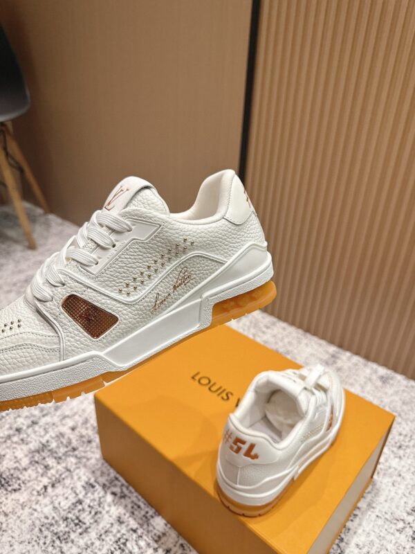 sy_no_55F79A97957691A36C1D4C5F770A2C19_8 Louis Vuitton LV Trainer White Grained Leather Stud Sneakers