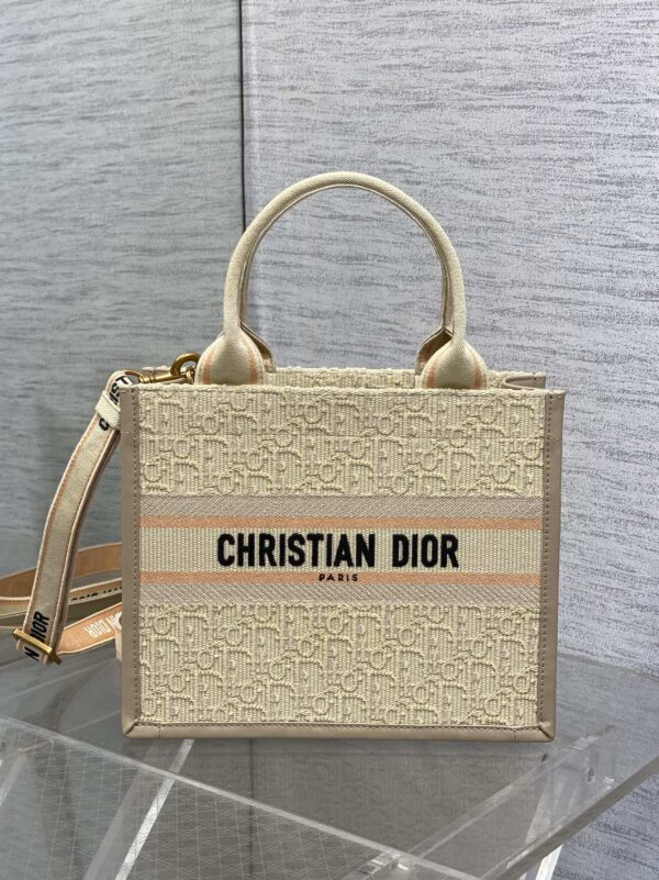 sy_no_5824F544212BF6759F6A92BE7C4E1687_0 Dior Women's Handbag: Vintage-Style Embroidered, Stylish, and Versatile Shoulder Bag