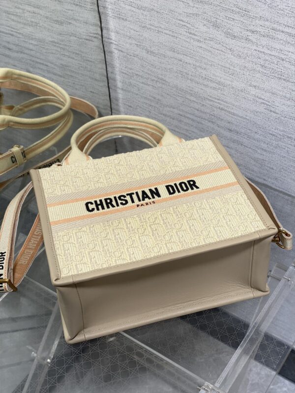 sy_no_5824F544212BF6759F6A92BE7C4E1687_6 Dior Women's Handbag: Vintage-Style Embroidered, Stylish, and Versatile Shoulder Bag