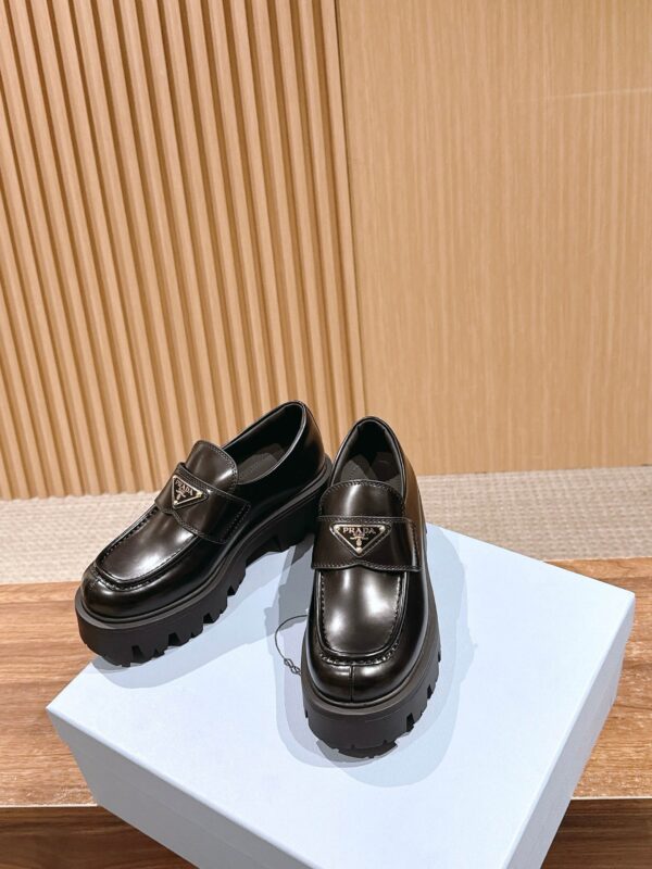sy_no_593D70F1753CCB0A840EBDA5DEEF9699_0 Black Glossy Leather Lug-Sole Loafers