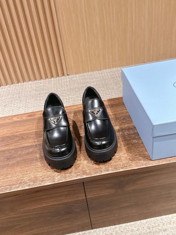 sy_no_593D70F1753CCB0A840EBDA5DEEF9699_1 Black Glossy Leather Lug-Sole Loafers