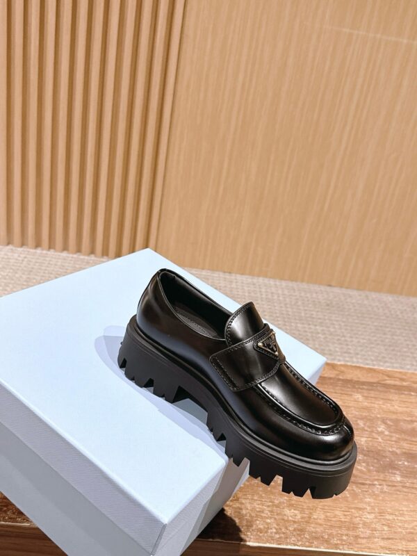 sy_no_593D70F1753CCB0A840EBDA5DEEF9699_3 Black Glossy Leather Lug-Sole Loafers
