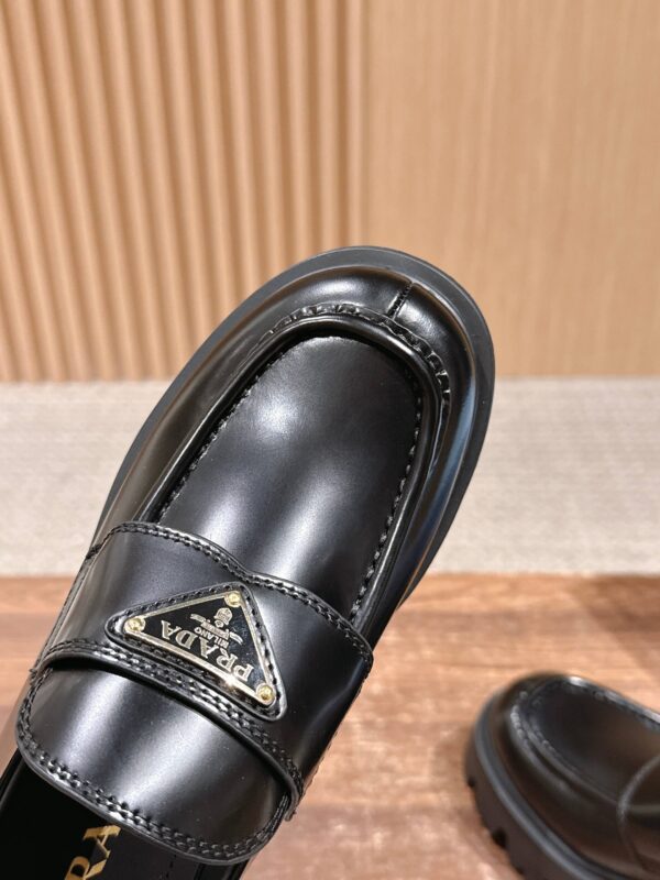 sy_no_593D70F1753CCB0A840EBDA5DEEF9699_5 Black Glossy Leather Lug-Sole Loafers