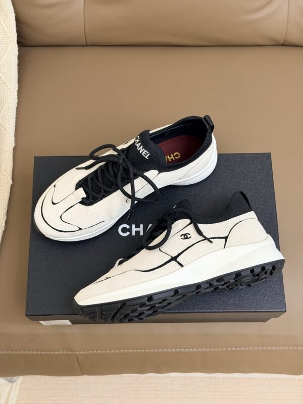 sy_no_597A5D0BCBB9614C83081E779361C931_2 Chanel Vintage Sneakers in Beige & Black Suede