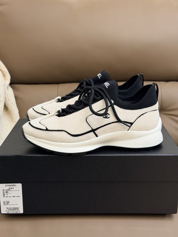 sy_no_597A5D0BCBB9614C83081E779361C931_3 Chanel Vintage Sneakers in Beige & Black Suede