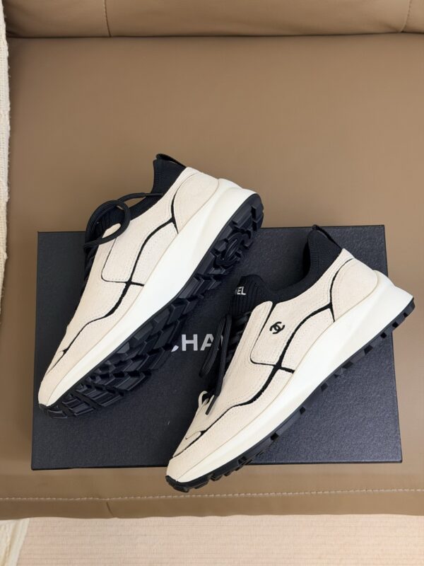sy_no_597A5D0BCBB9614C83081E779361C931_4 Chanel Vintage Sneakers in Beige & Black Suede