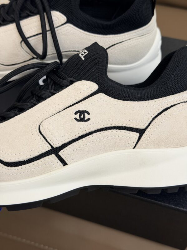 sy_no_597A5D0BCBB9614C83081E779361C931_5 Chanel Vintage Sneakers in Beige & Black Suede
