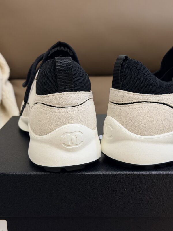 sy_no_597A5D0BCBB9614C83081E779361C931_6 Chanel Vintage Sneakers in Beige & Black Suede