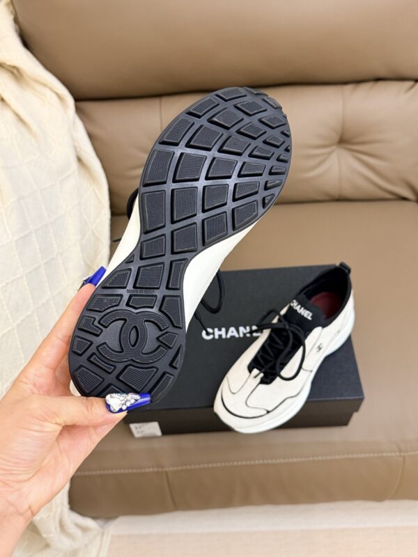 sy_no_597A5D0BCBB9614C83081E779361C931_7 Chanel Vintage Sneakers in Beige & Black Suede