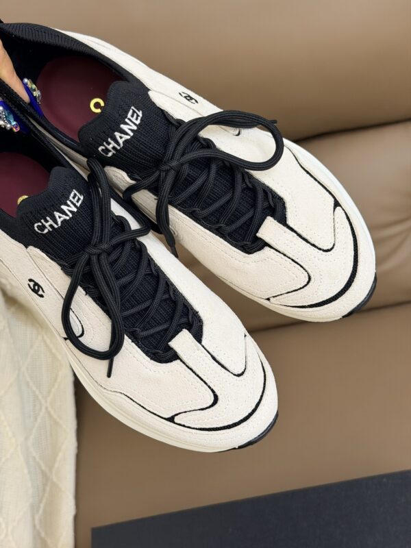 sy_no_597A5D0BCBB9614C83081E779361C931_8 Chanel Vintage Sneakers in Beige & Black Suede