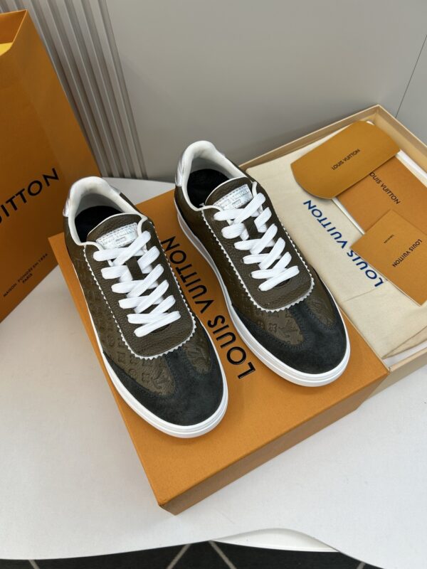 sy_no_5B53D22B8E49C4F658056C957EC97118_0 Olive Green Embossed Suede Derby Sneakers