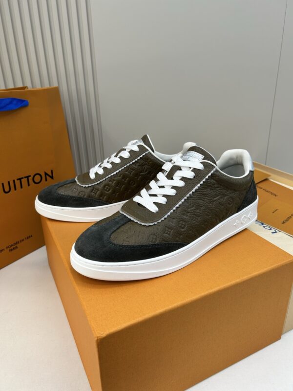 sy_no_5B53D22B8E49C4F658056C957EC97118_1 Olive Green Embossed Suede Derby Sneakers
