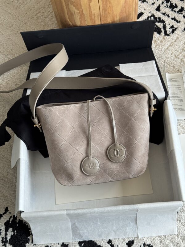 sy_no_5C6935761BE8999913784C4475DFF86B_0 Taupe Suede Quilted Drawstring Bucket Bag
