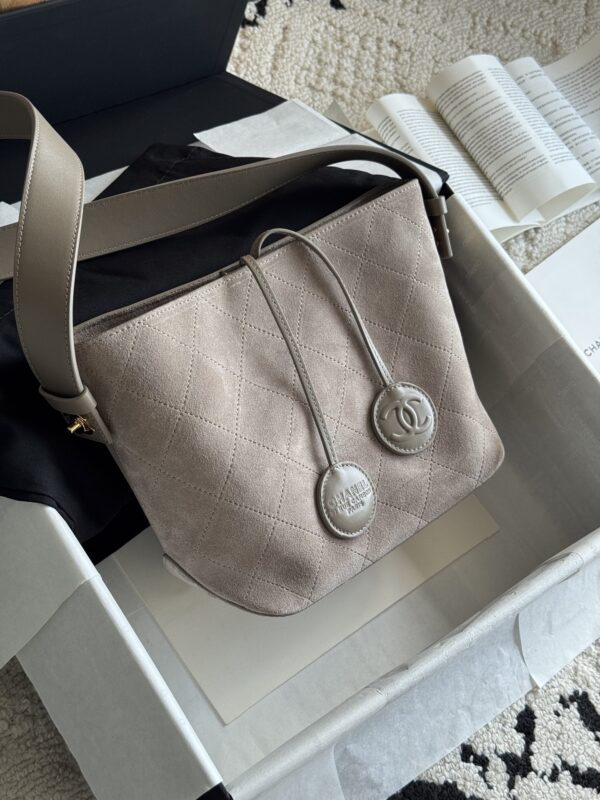 sy_no_5C6935761BE8999913784C4475DFF86B_1 Taupe Suede Quilted Drawstring Bucket Bag