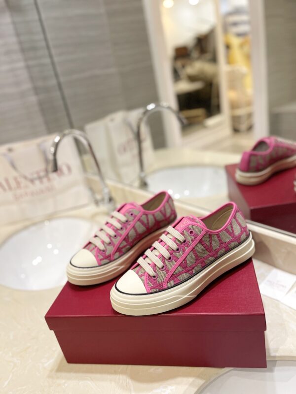 sy_no_5E9AB2253F46D33A1E33F549314A9693_1 Pink Toile Iconographe Low-Top Canvas Sneakers