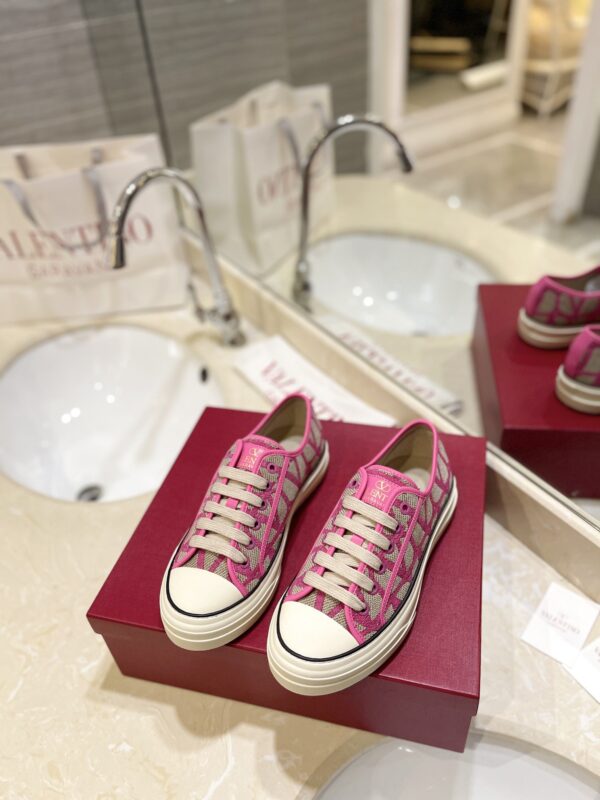 sy_no_5E9AB2253F46D33A1E33F549314A9693_2 Pink Toile Iconographe Low-Top Canvas Sneakers