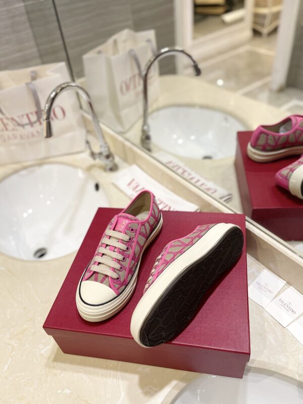 sy_no_5E9AB2253F46D33A1E33F549314A9693_4 Pink Toile Iconographe Low-Top Canvas Sneakers