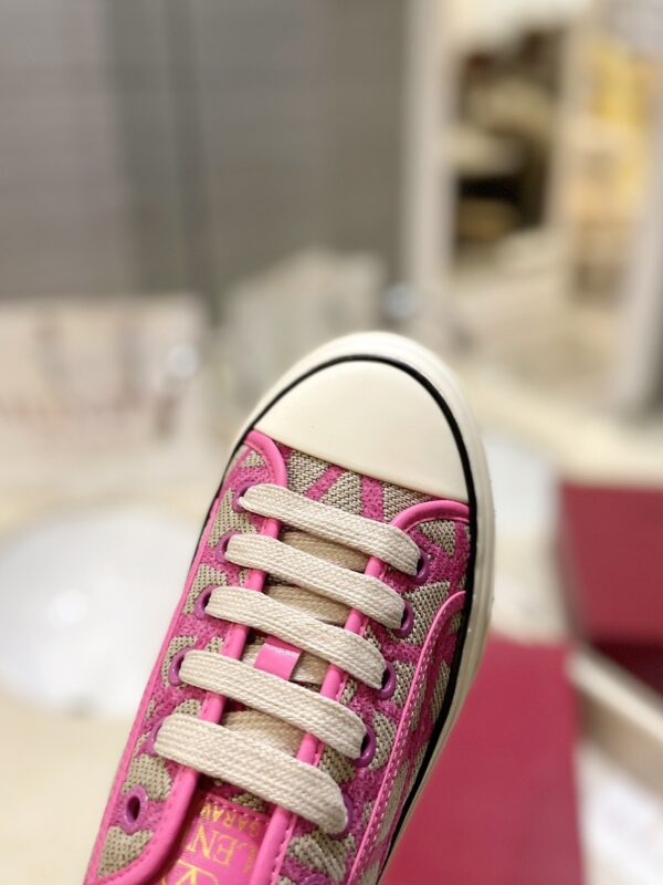 sy_no_5E9AB2253F46D33A1E33F549314A9693_5 Pink Toile Iconographe Low-Top Canvas Sneakers