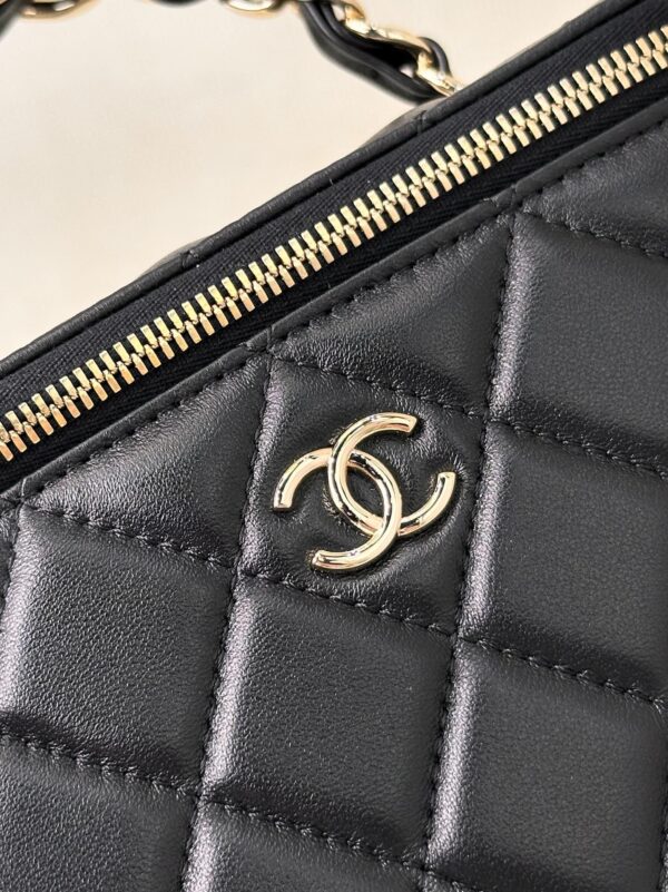 sy_no_60589EF1A17AC215607838F4CE0D7199_4 Chanel Quilted Box Bag / Vanity Case with Double-C Logo and Leather-Woven Chain (Handheld, Shoulder, or Crossbody)