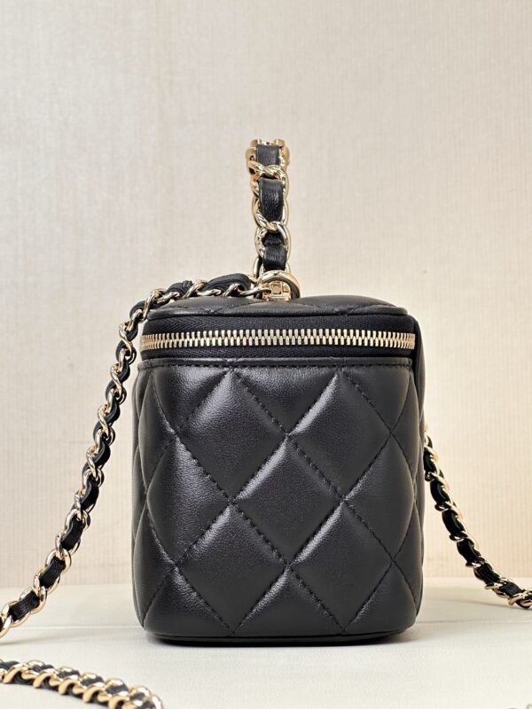 sy_no_60589EF1A17AC215607838F4CE0D7199_5 Chanel Quilted Box Bag / Vanity Case with Double-C Logo and Leather-Woven Chain (Handheld, Shoulder, or Crossbody)