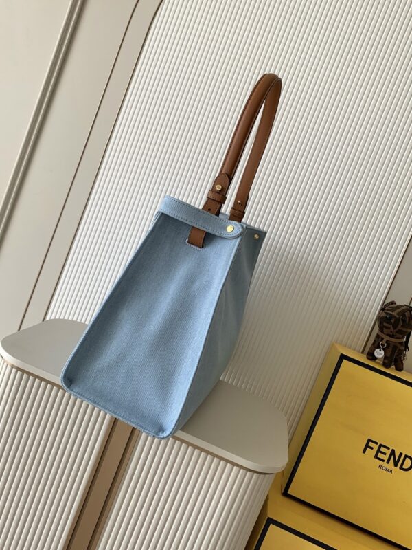 sy_no_60C2CCBDC1A2D696CF1E2629071CF059_2 Fendi Peekaboo ISeeU Large Bag – Light Blue Denim