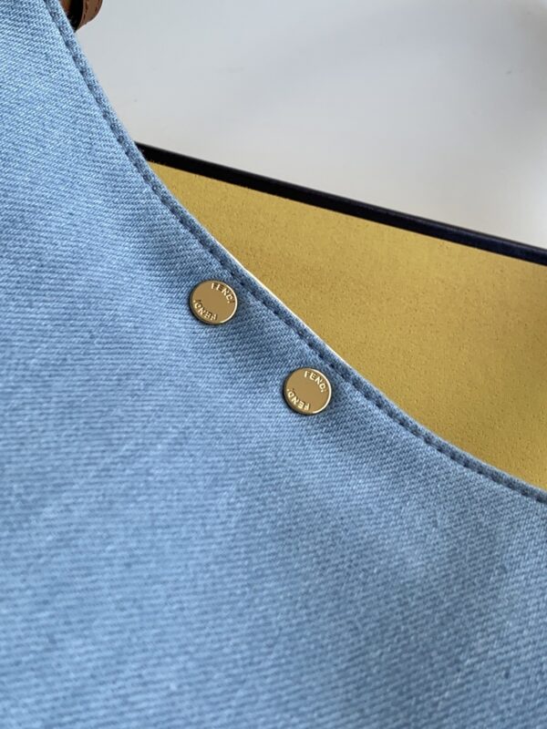 sy_no_60C2CCBDC1A2D696CF1E2629071CF059_8 Fendi Peekaboo ISeeU Large Bag – Light Blue Denim