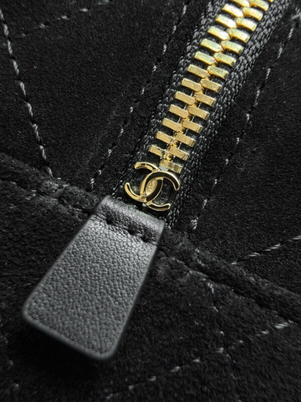 CHANEL Women's Maxi Camera Bag (26A) – Double-C Chain Bowling Bag / Shoulder & Underarm Bag / Briefcase Style