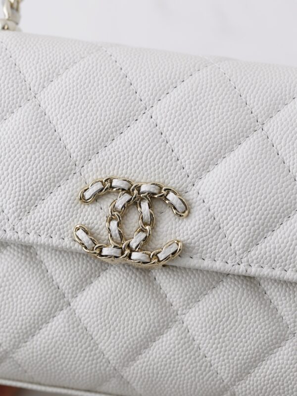 sy_no_6411F5BD911C6915B6A7FADF856EC0D0_1 White Lizard-Embossed East-West Top-Handle Bag