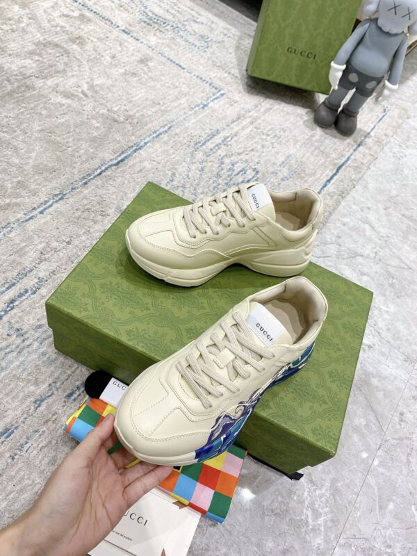 sy_no_64EE0CCBBA4ACEC7EB59A18A526629AB_4 Gucci Rhyton Ivory Leather Wave Print Chunky Sneakers