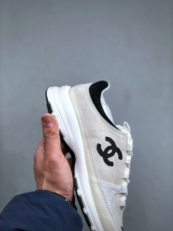 sy_no_6773592ED09010CDC7A8C32F42B91076_5 Off-White & Black Suede Panel Tech Sneakers