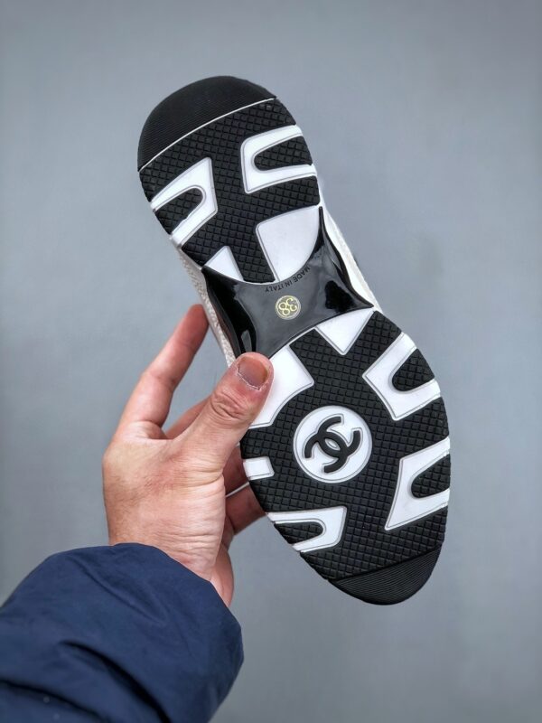sy_no_6773592ED09010CDC7A8C32F42B91076_7 Off-White & Black Suede Panel Tech Sneakers