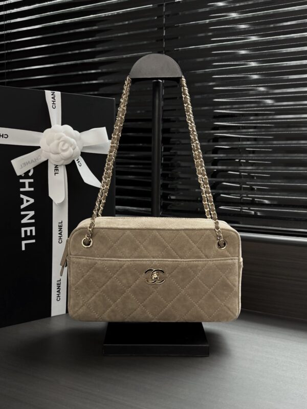 sy_no_683CB568C1793F7E961214209BA6A3A1_0 CHANEL Women's Maxi Camera Bag (26A) – Double-C Chain Bowling Bag / Shoulder & Underarm Bag / Briefcase Style