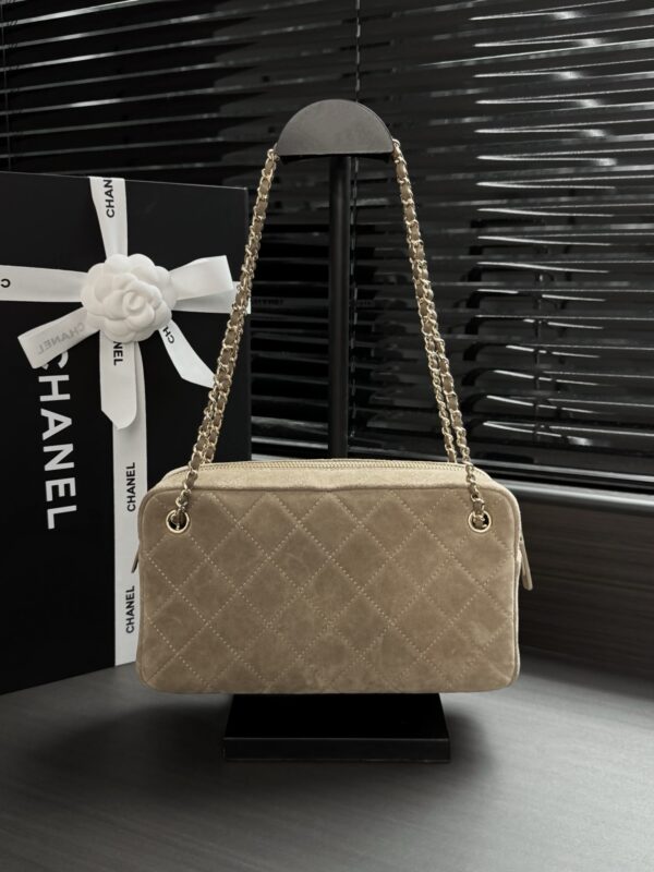 sy_no_683CB568C1793F7E961214209BA6A3A1_1 CHANEL Women's Maxi Camera Bag (26A) – Double-C Chain Bowling Bag / Shoulder & Underarm Bag / Briefcase Style
