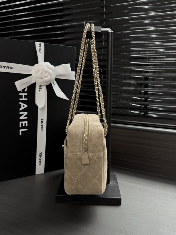 sy_no_683CB568C1793F7E961214209BA6A3A1_2 CHANEL Women's Maxi Camera Bag (26A) – Double-C Chain Bowling Bag / Shoulder & Underarm Bag / Briefcase Style