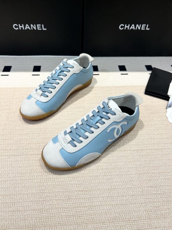 sy_no_6C200235EE2BDFFBEE4E8F0AD825E266_4 Chanel Low-Top Sneakers in Sky Blue Leather