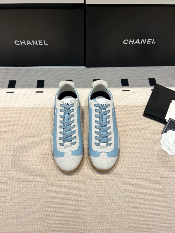 sy_no_6C200235EE2BDFFBEE4E8F0AD825E266_5 Chanel Low-Top Sneakers in Sky Blue Leather