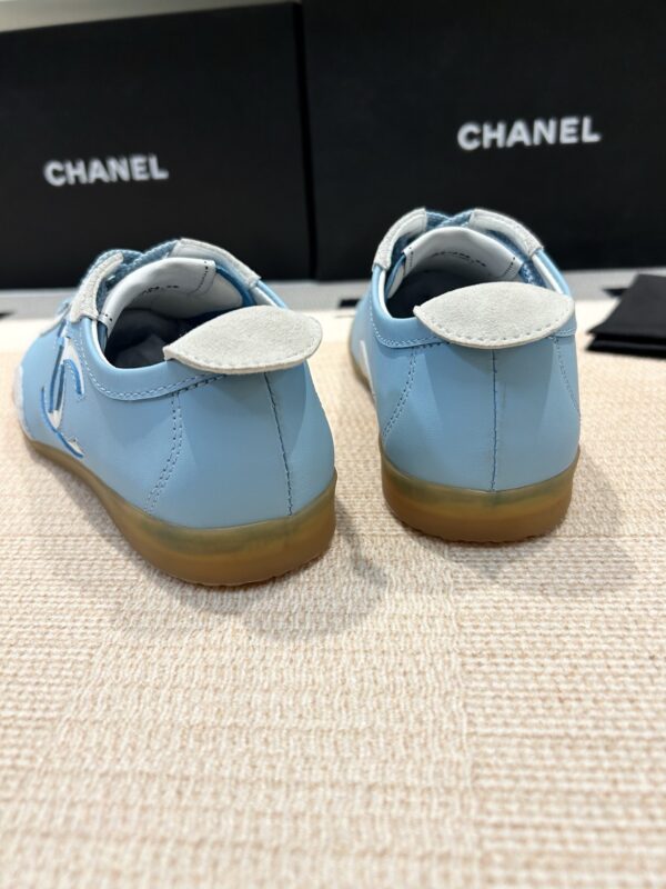 sy_no_6C200235EE2BDFFBEE4E8F0AD825E266_6 Chanel Low-Top Sneakers in Sky Blue Leather
