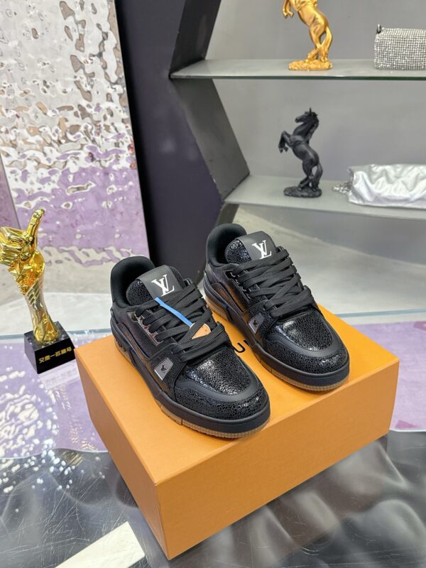 sy_no_6C85ADF968A82012B7496AC161BFC1B0_0 Black Crackled Leather Low-Top Sneakers