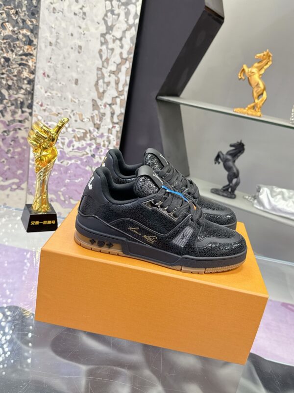 sy_no_6C85ADF968A82012B7496AC161BFC1B0_1 Black Crackled Leather Low-Top Sneakers