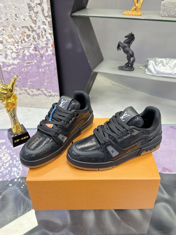 sy_no_6C85ADF968A82012B7496AC161BFC1B0_2 Black Crackled Leather Low-Top Sneakers