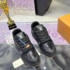 sy_no_6C85ADF968A82012B7496AC161BFC1B0_3 Black Crackled Leather Low-Top Sneakers